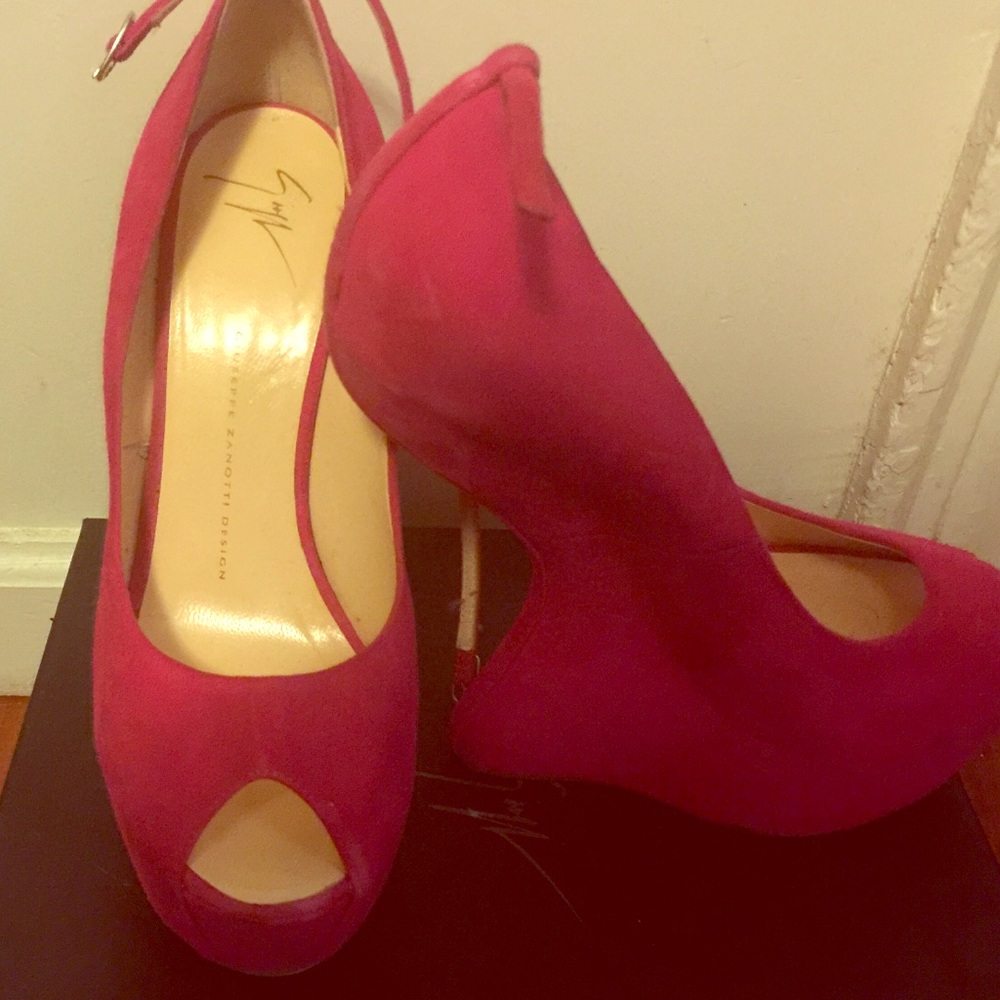 Giuseppe Zanotti:contoured wedge pump